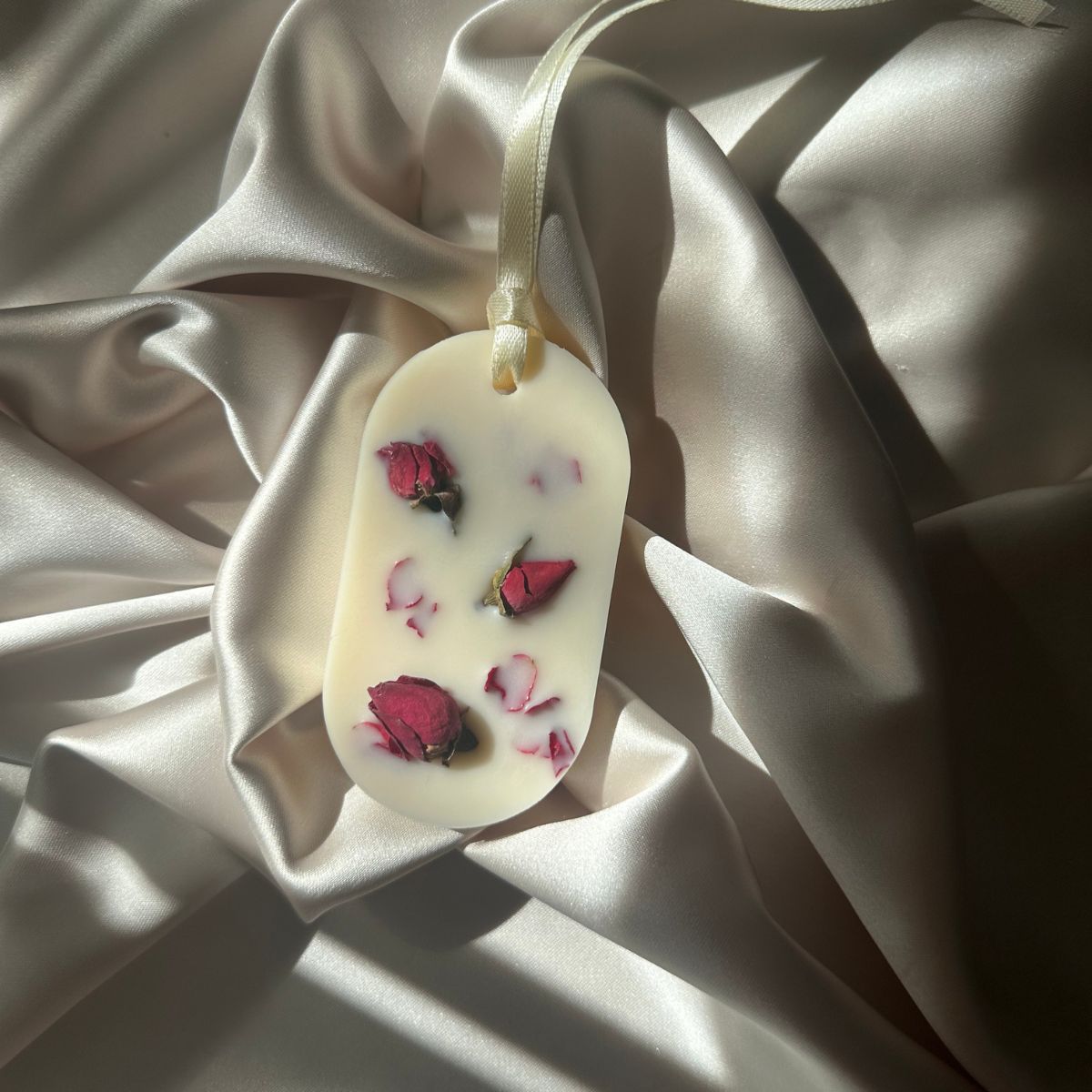 odorizant-pentru-dulap-din-ceara-parfumata-trandafir-frezie-paciuli