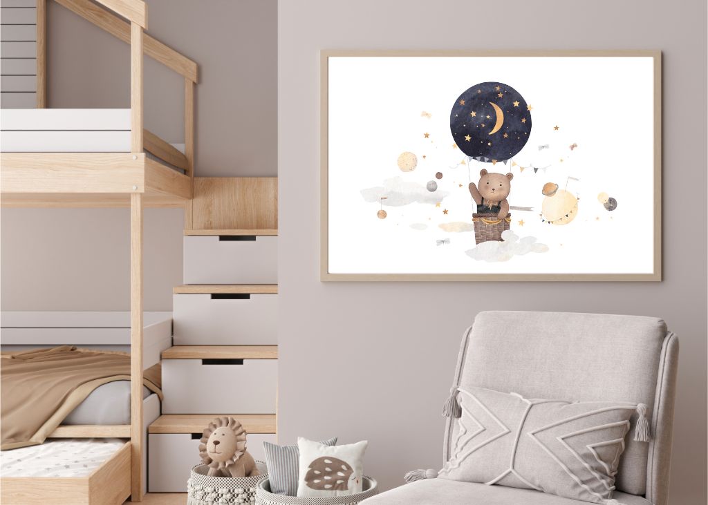Tablou Decorativ 'Ursulețul în Odiseea Cosmică' - Inspiră Imaginația Copilului Tău