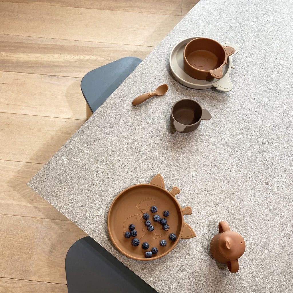 NU371-CARAMEL-5715235024527-farfurii-din-silicon-akila-giraffe-caramel-cafe-nuuroo