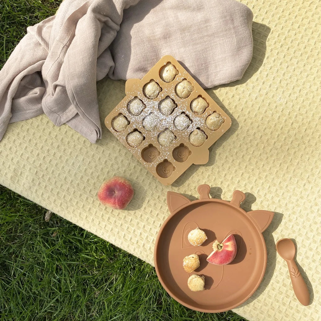 NU371-CARAMEL-5715235024527-farfurii-din-silicon-akila-giraffe-caramel-cafe-nuuroo